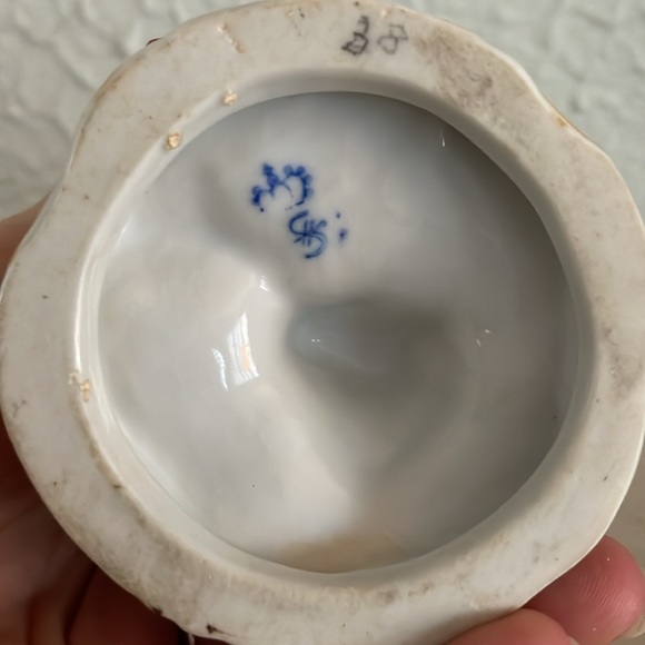 Vintage Sitzendorf porcelain figurine of woman with lamb - Picture 7 of 7